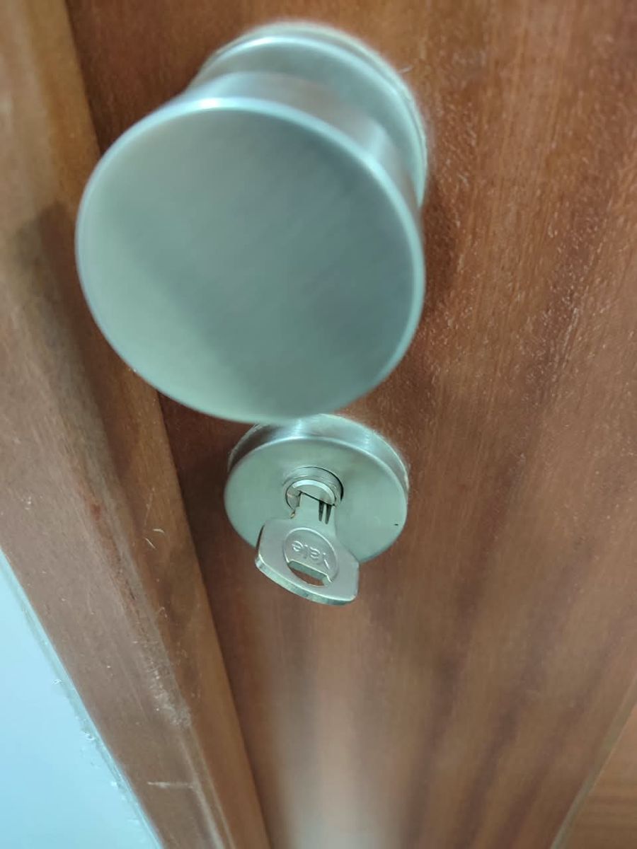 Cilindro de seguridad con llave Yale insertada