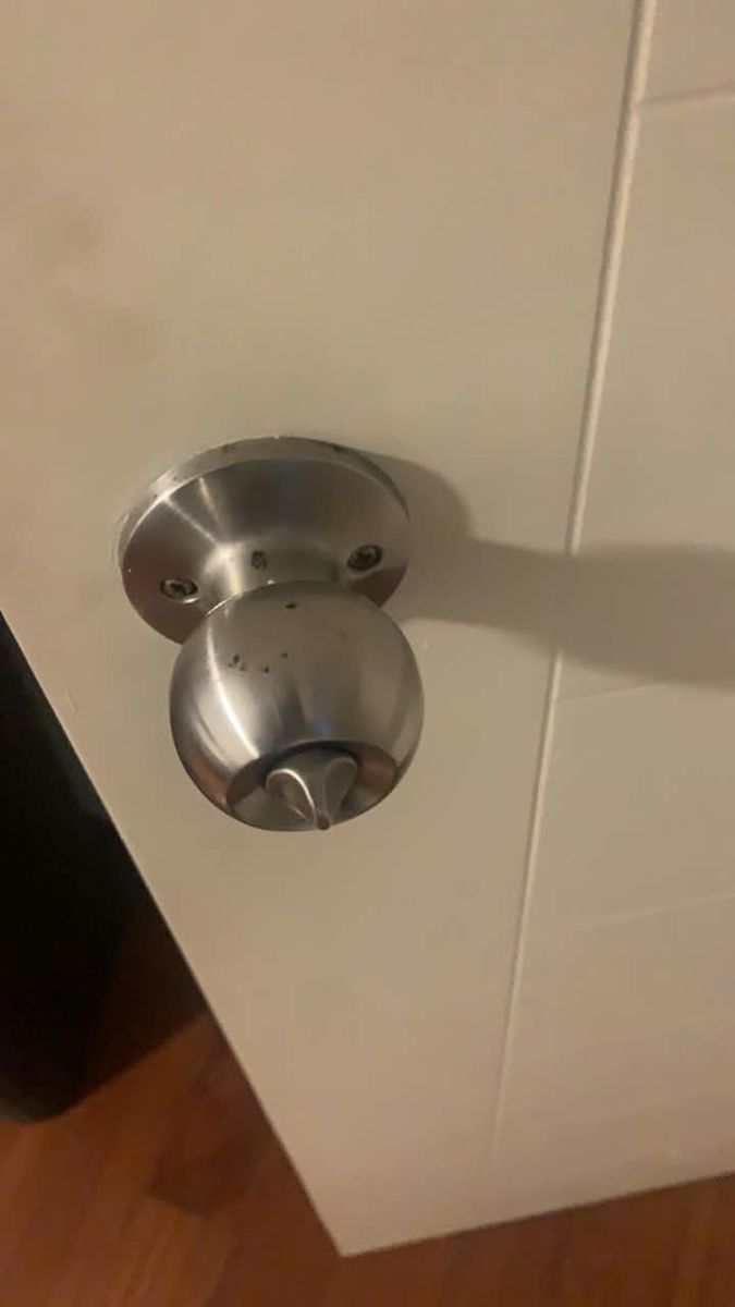 Pomo de baño con seguro de giro en puerta blanca