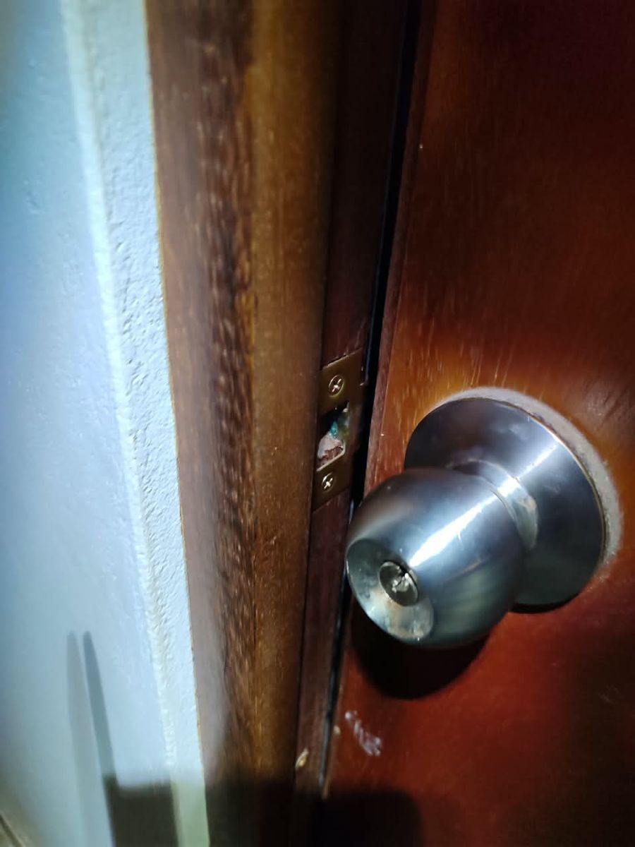 Pomo y contrachapa en el marco